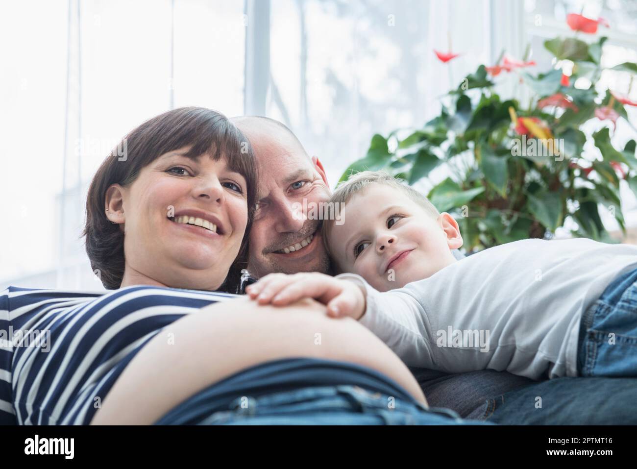 Porträt einer Familie, die zu Hause liegt Stockfoto