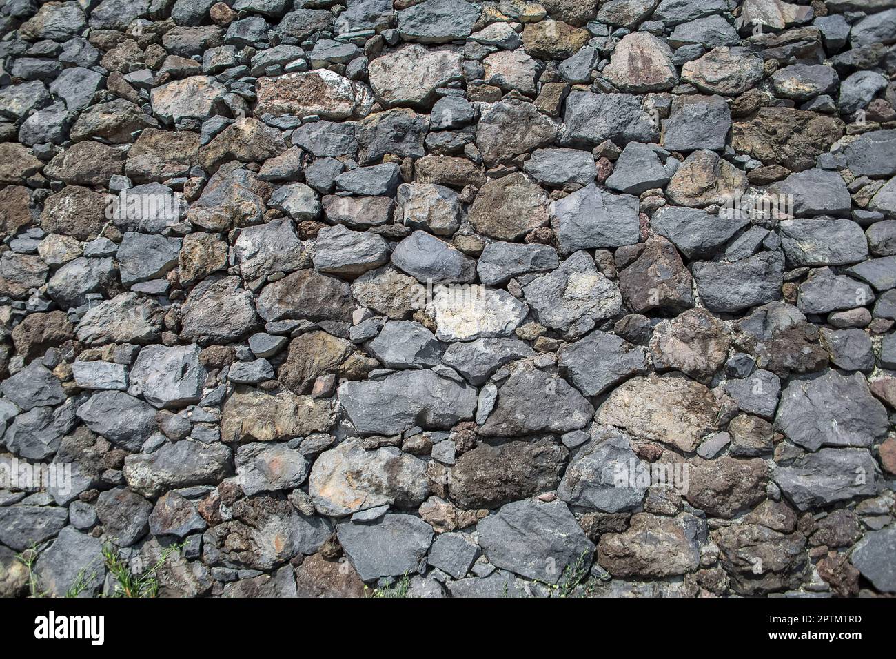 Architektur Texturen, detaillierte Ansicht eines traditionellen gepaart Mauerwerk, gemischt Granit und Kalkstein Wand, auf einer Festung Burgmauer verwendet... Stockfoto