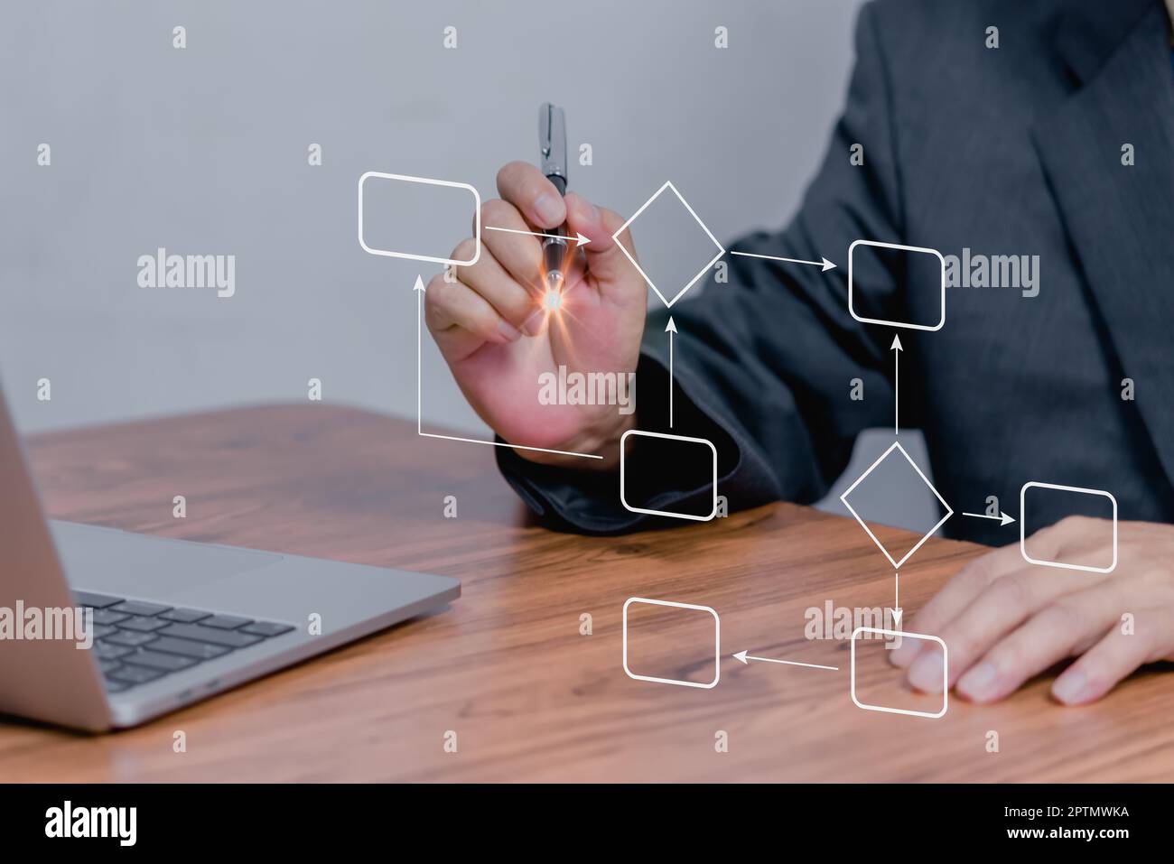 flussdiagramm und Workflow-Automatisierung auf virtuellem Bildschirm Mindmap oder Organigram Business Management Strategiekonzept. Stockfoto