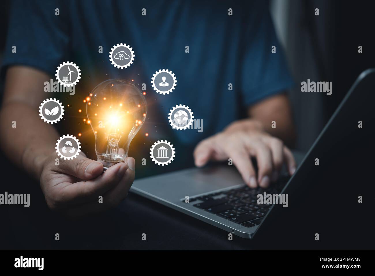 Reduzierung von CO2 Kohlendioxidemissionen aus erneuerbaren Energien Luftverschmutzung. Innovatives Konzept für den Mann mit Glühbirne. Stockfoto