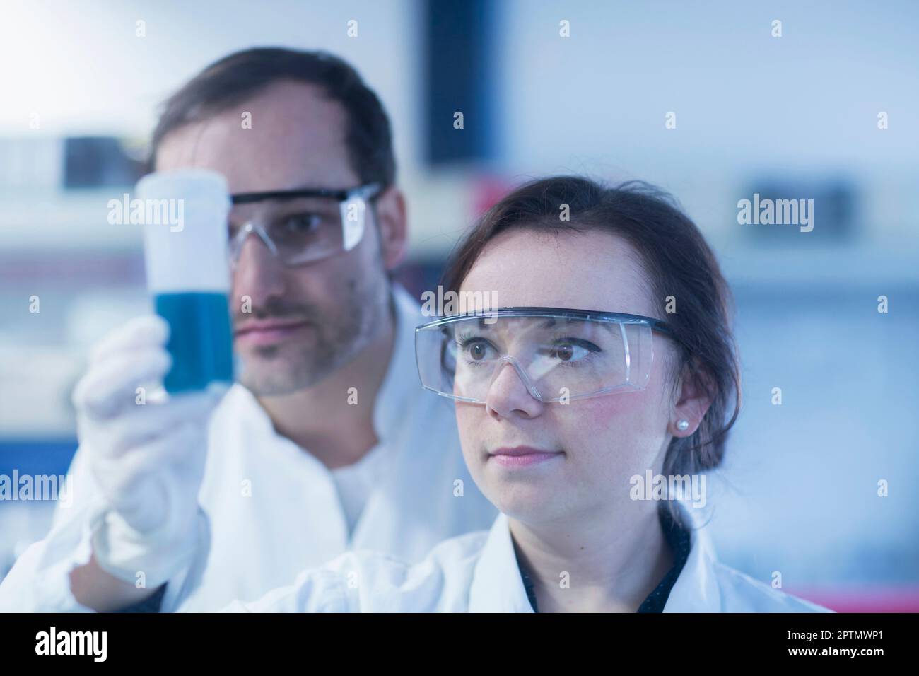 Nachwuchswissenschaftler untersuchen Reagenzgläser im Labor Freiburg im Breisgau, Baden-württemberg Stockfoto