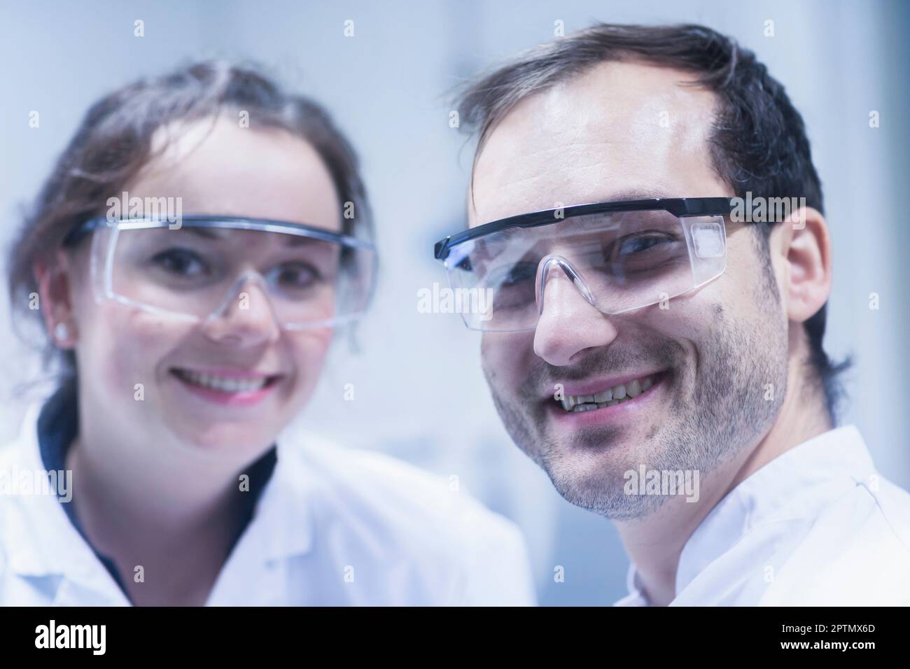Portrait glücklicher Wissenschaftler im Labor Freiburg im Breisgau, Baden-württemberg Stockfoto