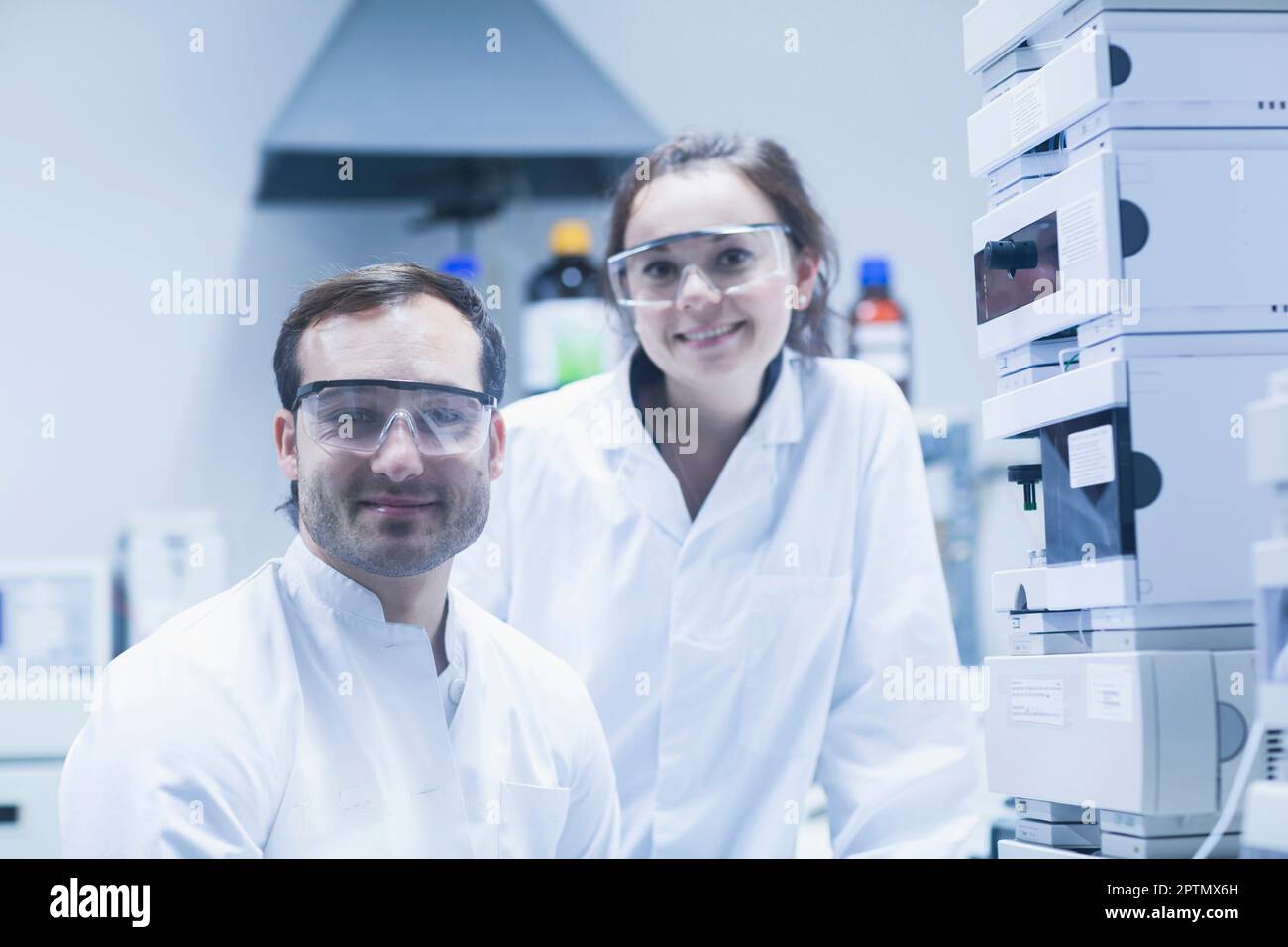 Portrait glücklicher Wissenschaftler im Labor Freiburg im Breisgau, Baden-württemberg Stockfoto