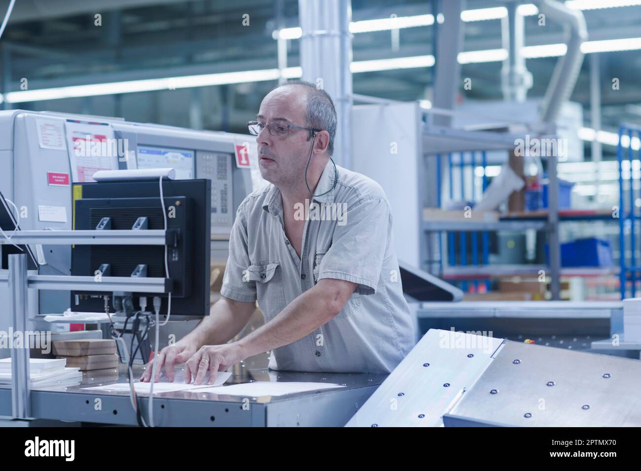 Reifer Mann, der in der Buchdruckindustrie arbeitet, Bremgarten, Hartheim am Rhein, Baden-Württemberg, Deutschland Stockfoto