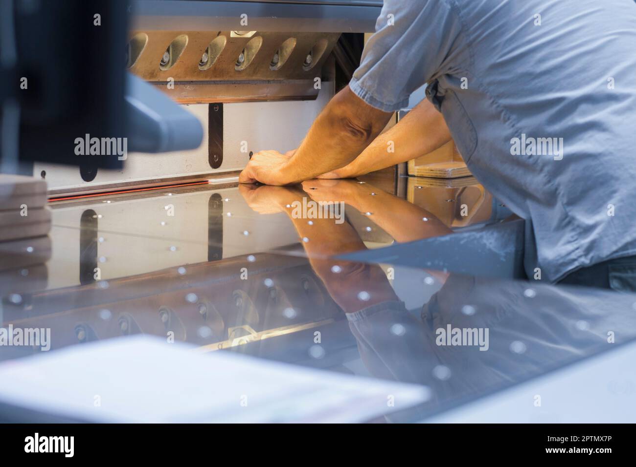 Reifer Mann, der in der Buchdruckindustrie arbeitet, Bremgarten, Hartheim am Rhein, Baden-Württemberg, Deutschland Stockfoto