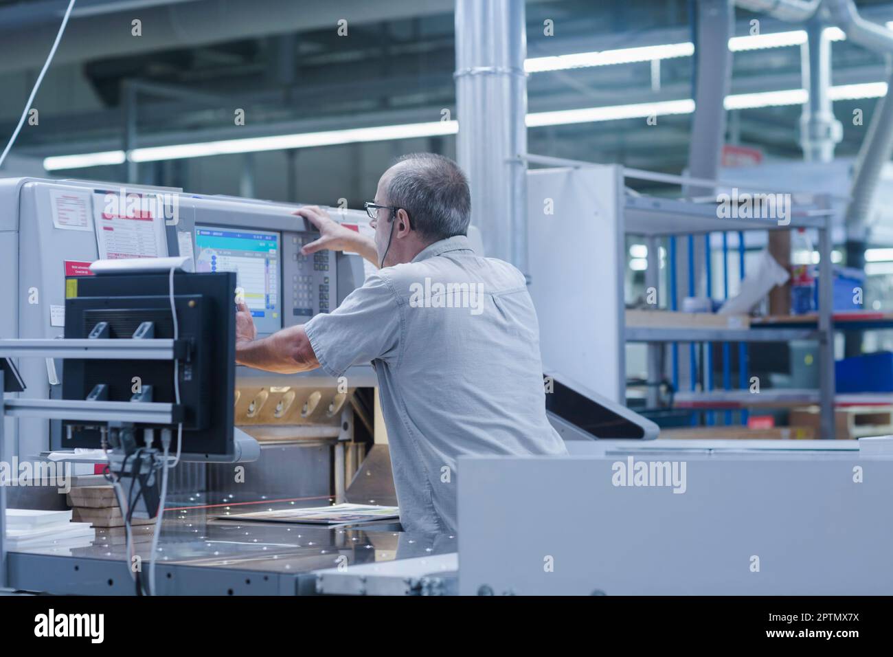 Reifer Mann, der in der Buchdruckindustrie arbeitet, Bremgarten, Hartheim am Rhein, Baden-Württemberg, Deutschland Stockfoto