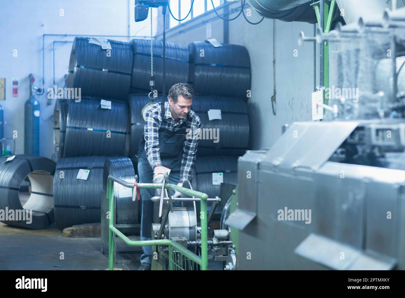 Reifer Mann, der in der Stahlwollreiniger-Industrie, Lahr, Baden-Württemberg, Deutschland, tätig ist Stockfoto