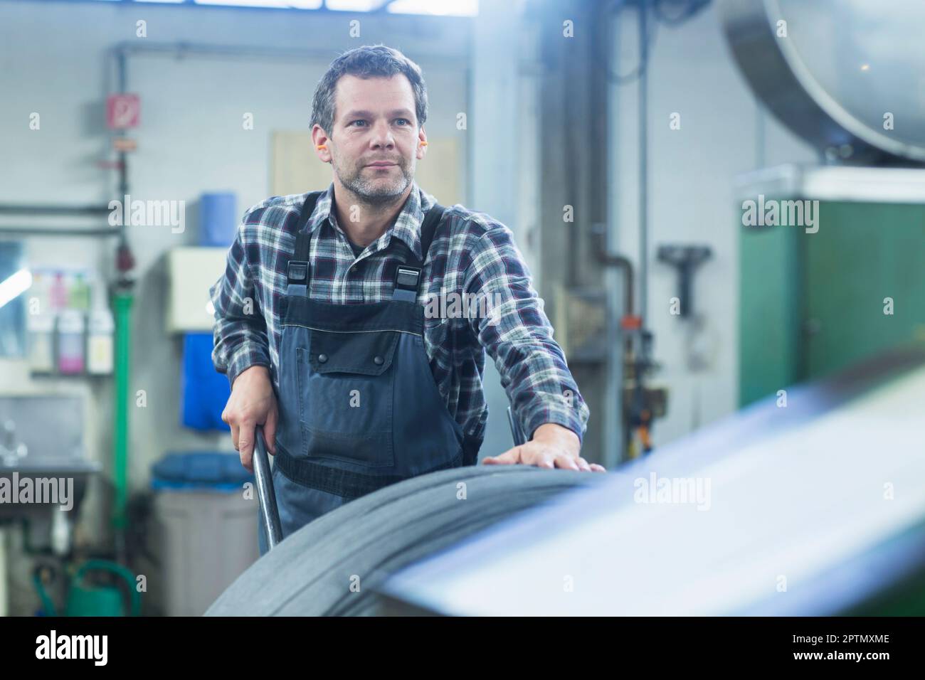 Reifer Mann, der in der Stahlwollreiniger-Industrie, Lahr, Baden-Württemberg, Deutschland, tätig ist Stockfoto