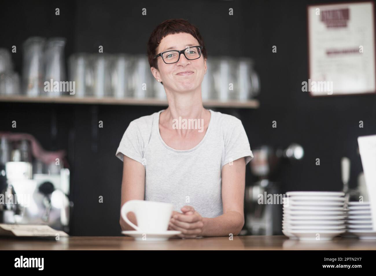 Reife Frau, die Kaffee im Café trinkt, Freiburg im Breisgau, Baden-Württemberg, Deutschland Stockfoto