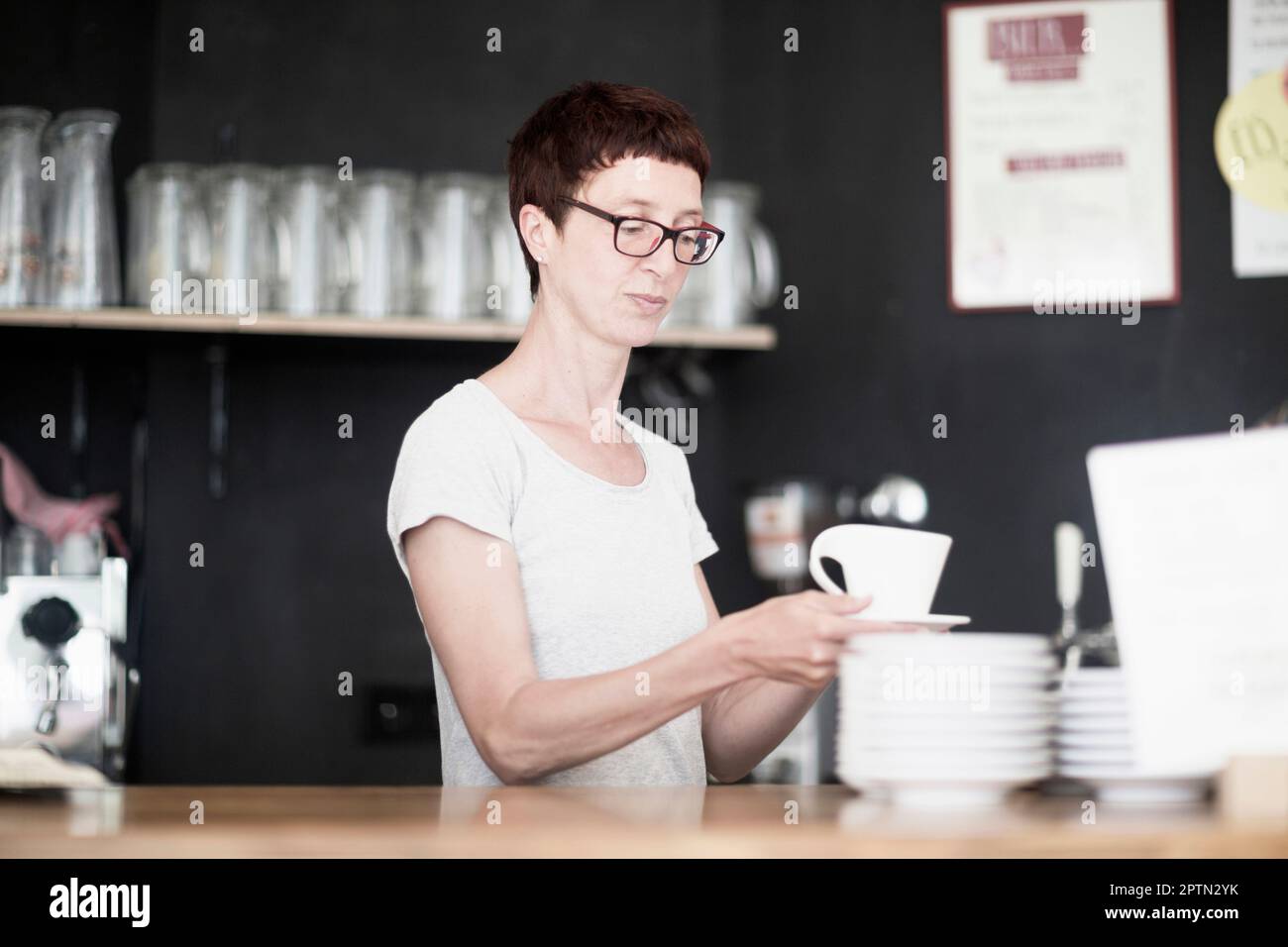 Reife Frau, die Kaffee im Café trinkt, Freiburg im Breisgau, Baden-Württemberg, Deutschland Stockfoto