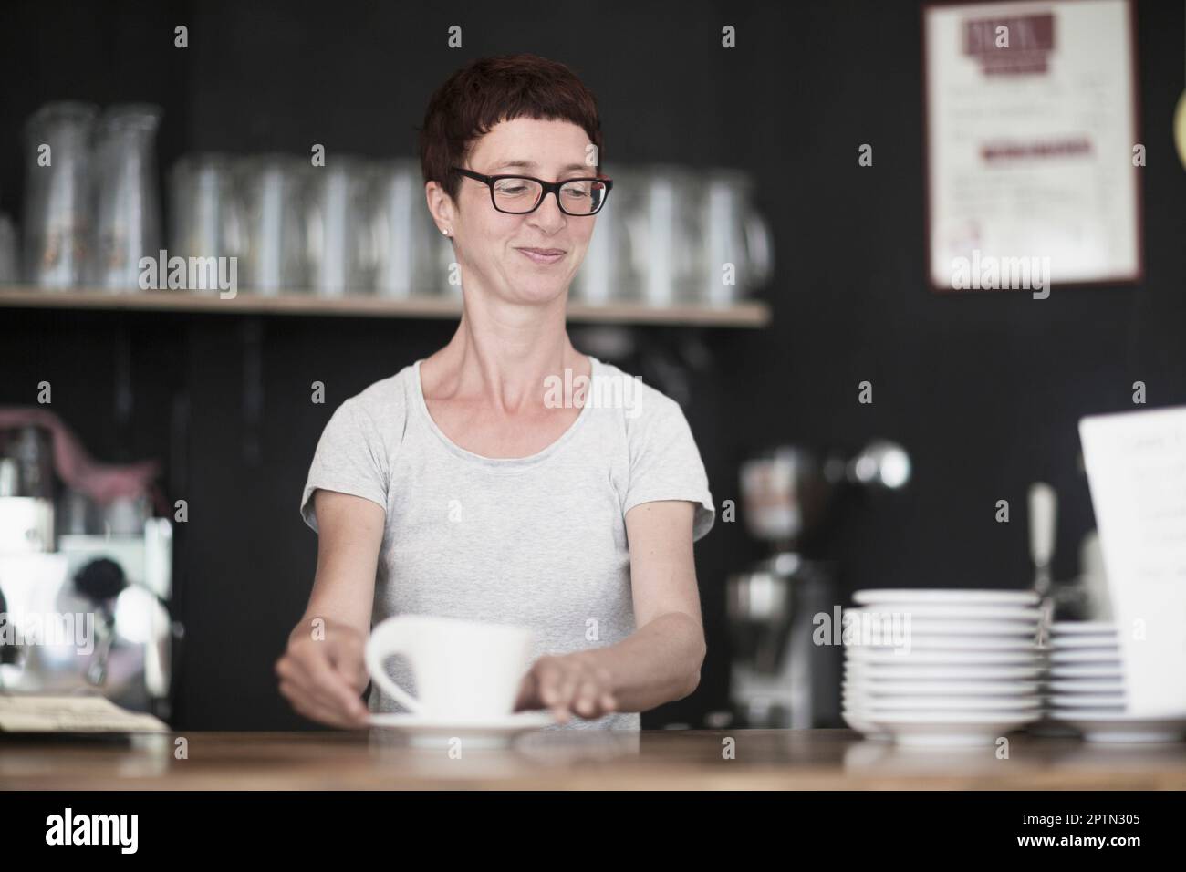 Reife Frau, die Kaffee im Café trinkt, Freiburg im Breisgau, Baden-Württemberg, Deutschland Stockfoto