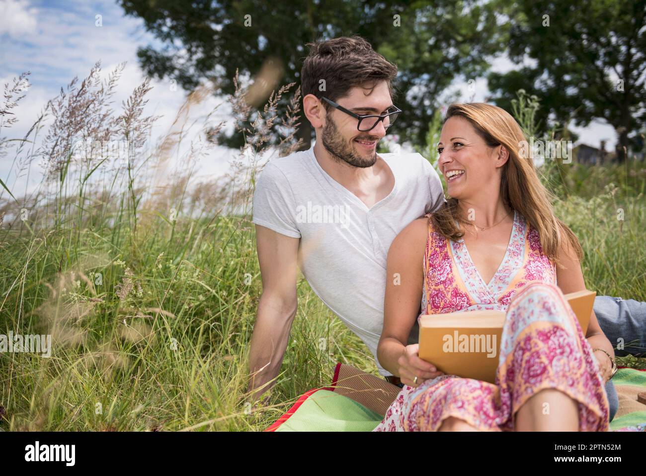 Mittelgroßes erwachsenes Paar, das sich ansieht und lacht, Bayern, Deutschland Stockfoto