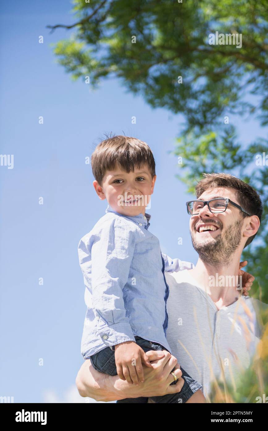 Glücklicher Mann mit seinem Sohn, der ein Picknick auf dem Land in Bayern genießt Stockfoto