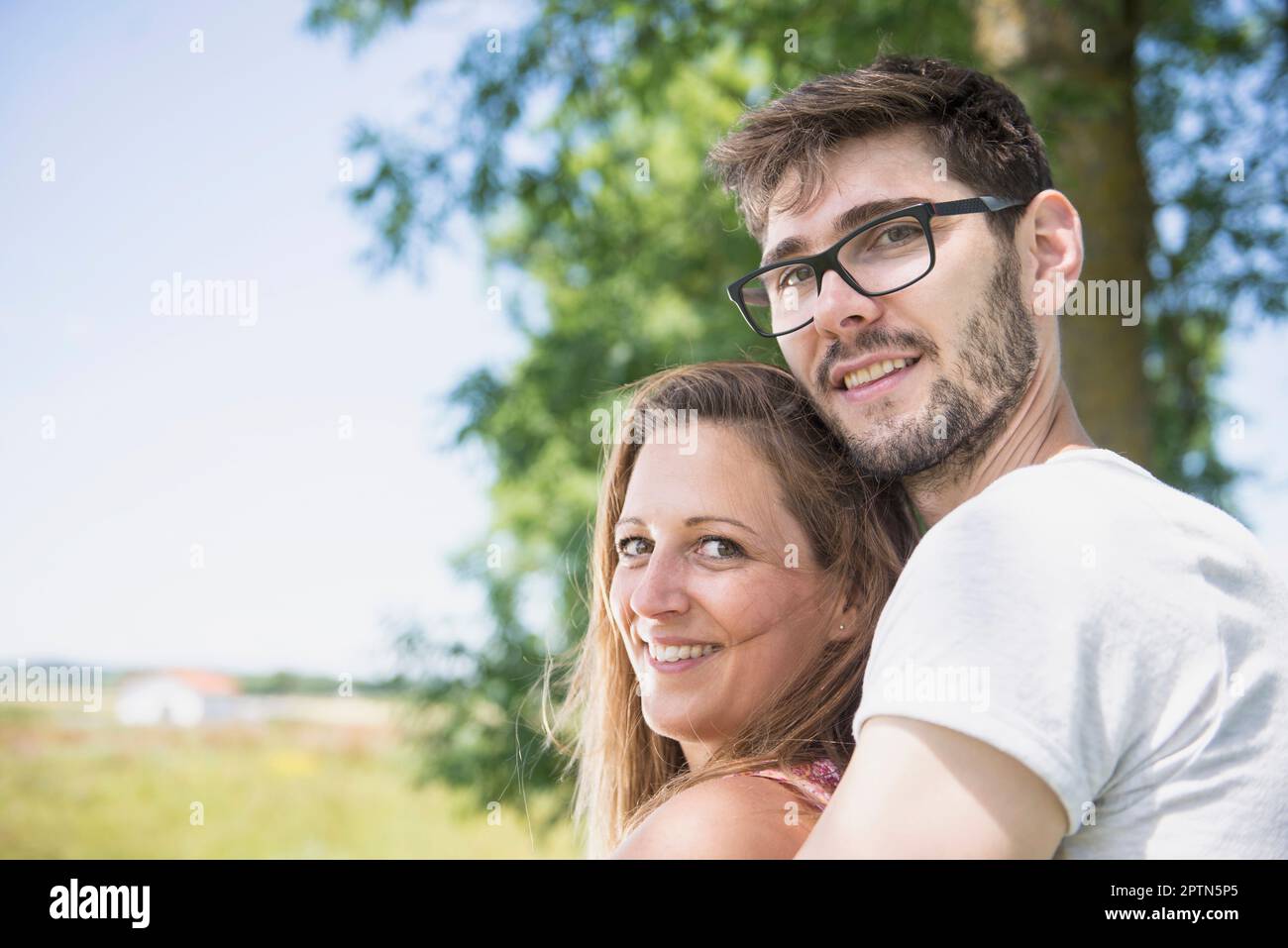 Porträt eines mittelgroßen, lächelnden Paares in Bayern Stockfoto