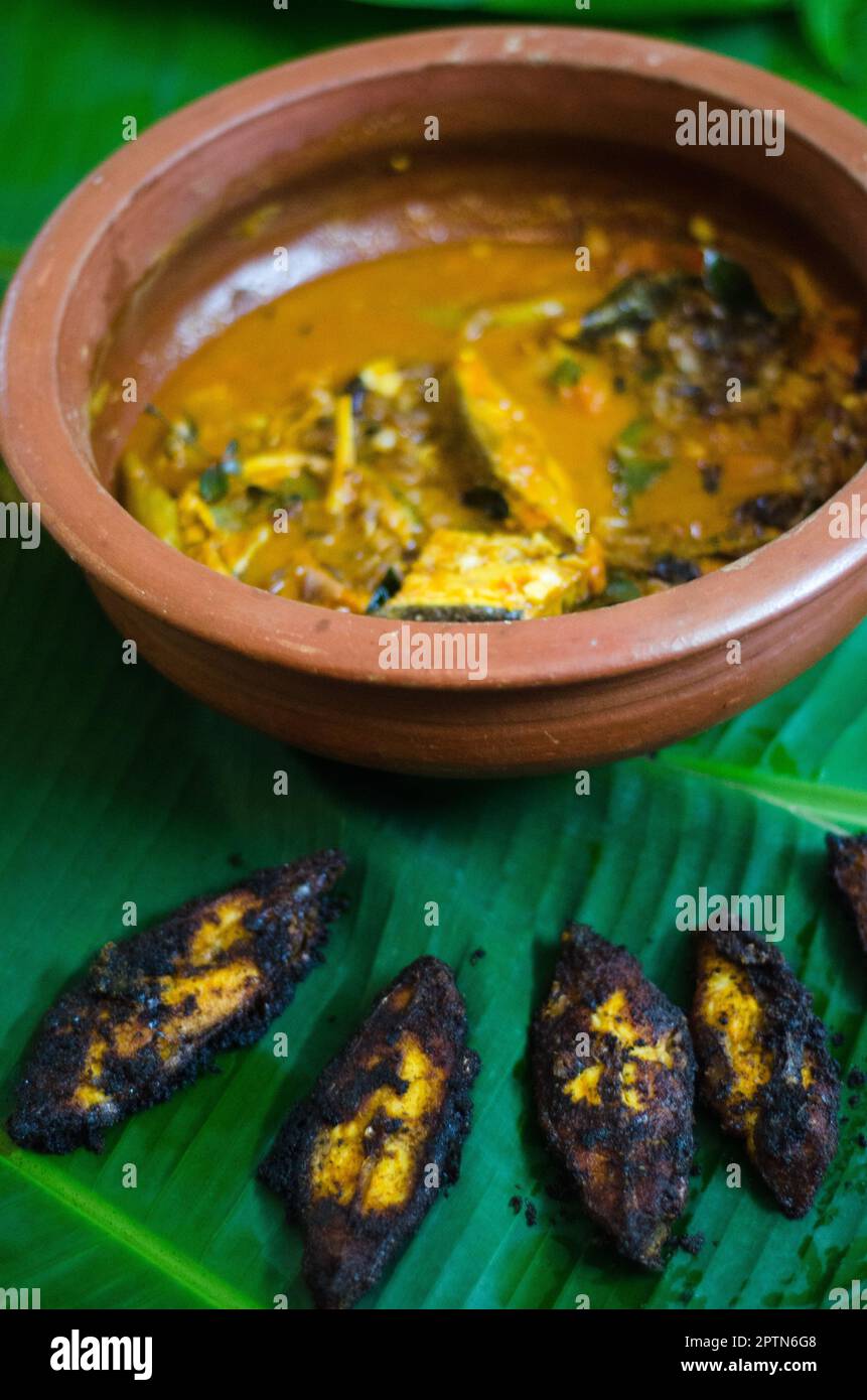 Fotos von Speisen wie gebratene Pommes frites und Fisch mit indischem Fisch-Curry Stockfoto