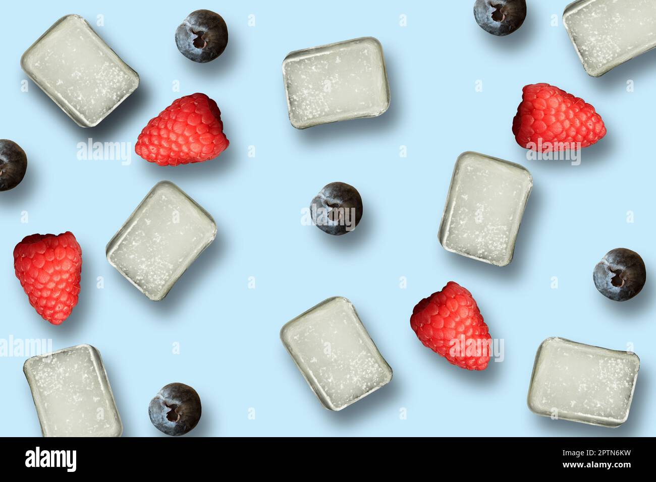 Musterkreato con cubetti di ghiaccio mirtilli e Lamponi. Stockfoto