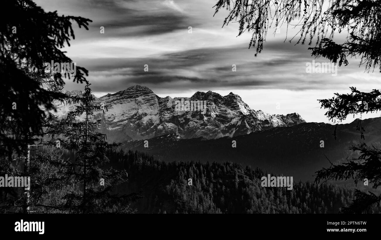 Wolken bilden sich über einem Berg im Chiemgau-Gebirge Stockfoto