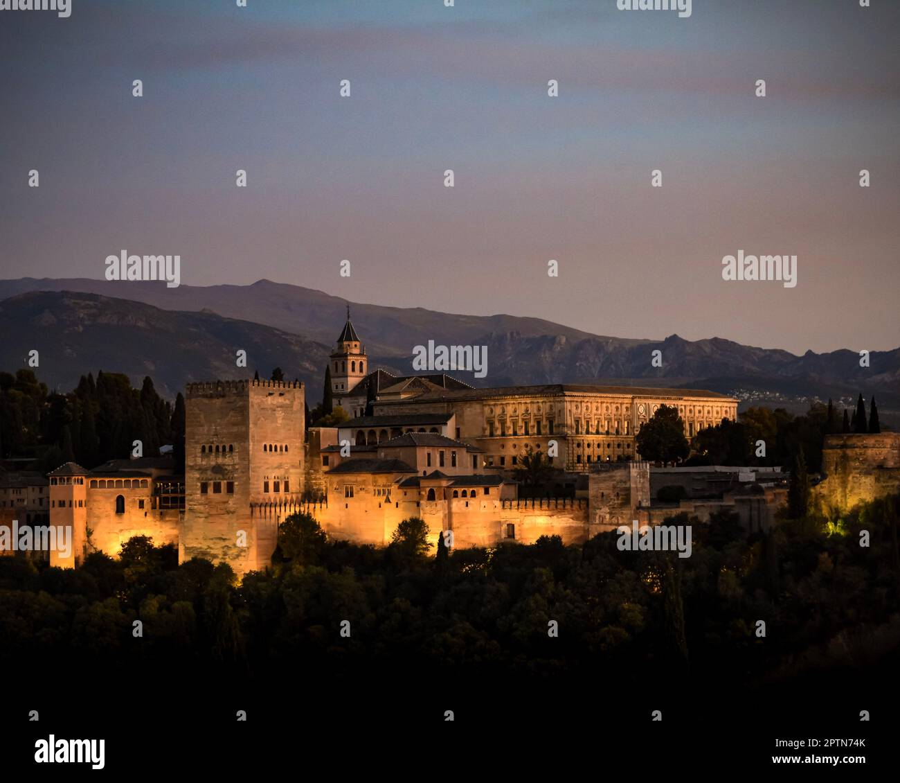 Beleuchtung der Alhambra in Granada bei Einbruch der Dunkelheit Stockfoto