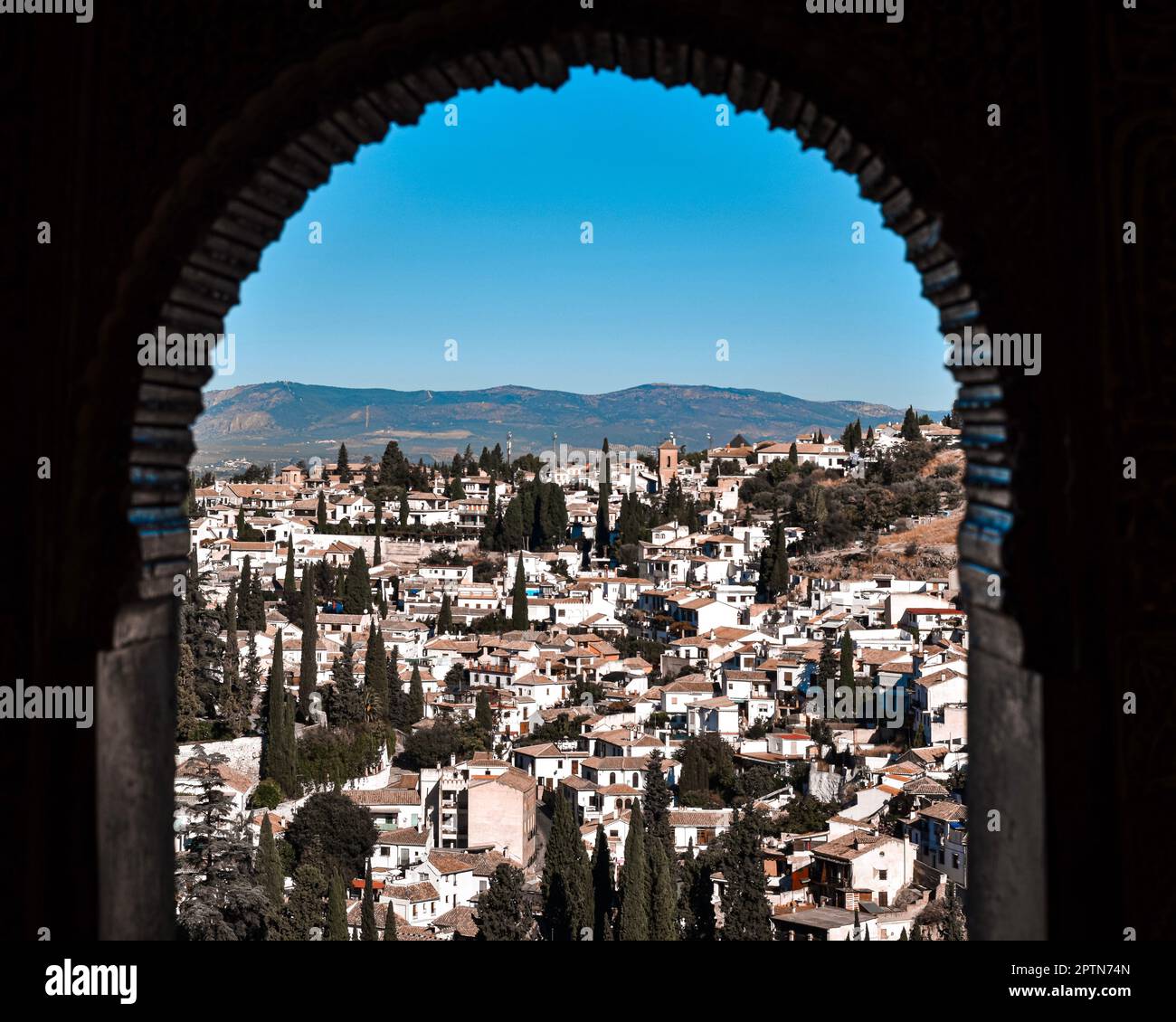 Weiße Häuser von Granada vom Fenster der Alhambra Stockfoto