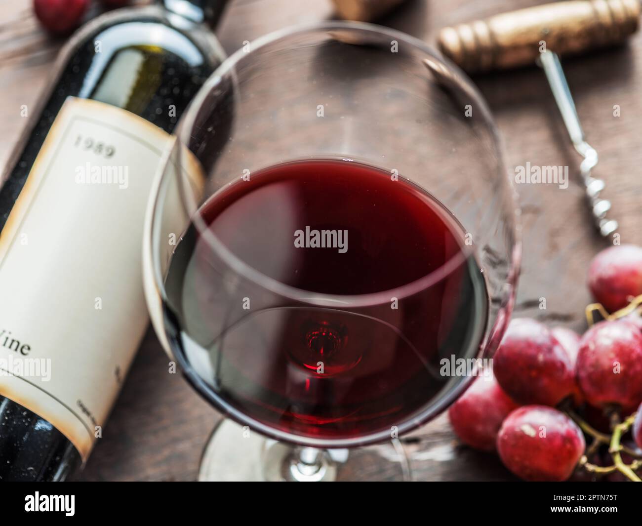 Wein-Stillleben. Weinglas, Trauben und Flasche Wein. Draufsicht. Stockfoto