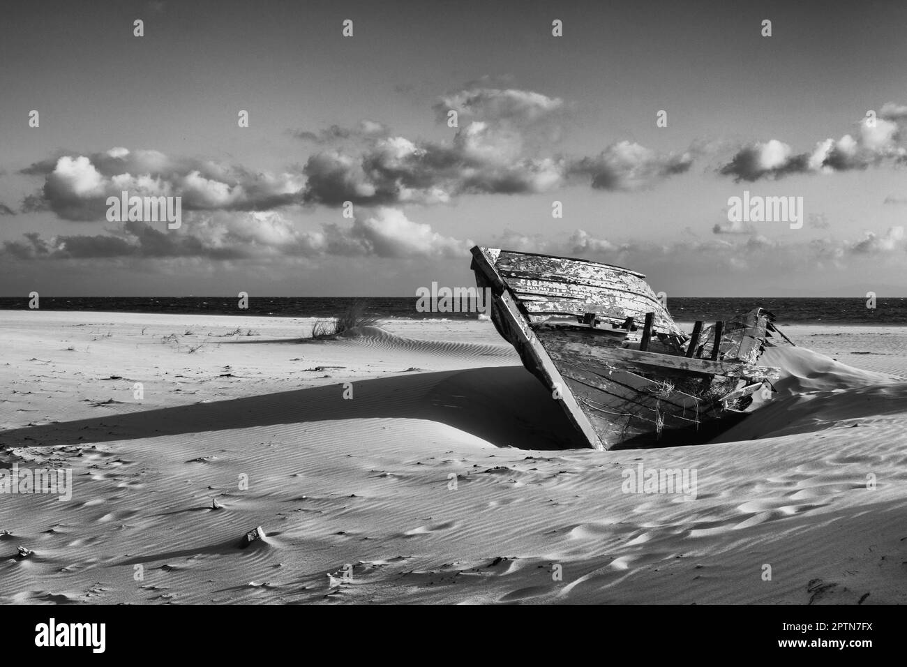 Ruiniertes Holzboot am leeren Strand in Bolonia, Andalusien, Spa Stockfoto