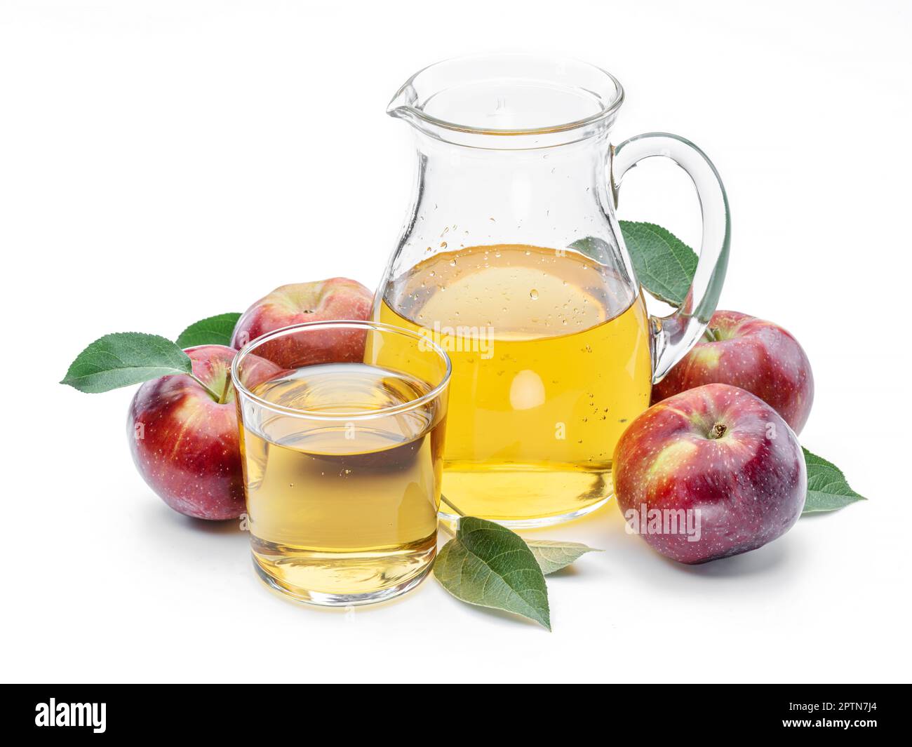 Glas und Karaffe aus frischem Apfelsaft und Bio-Äpfeln isoliert auf weißem Hintergrund. Stockfoto