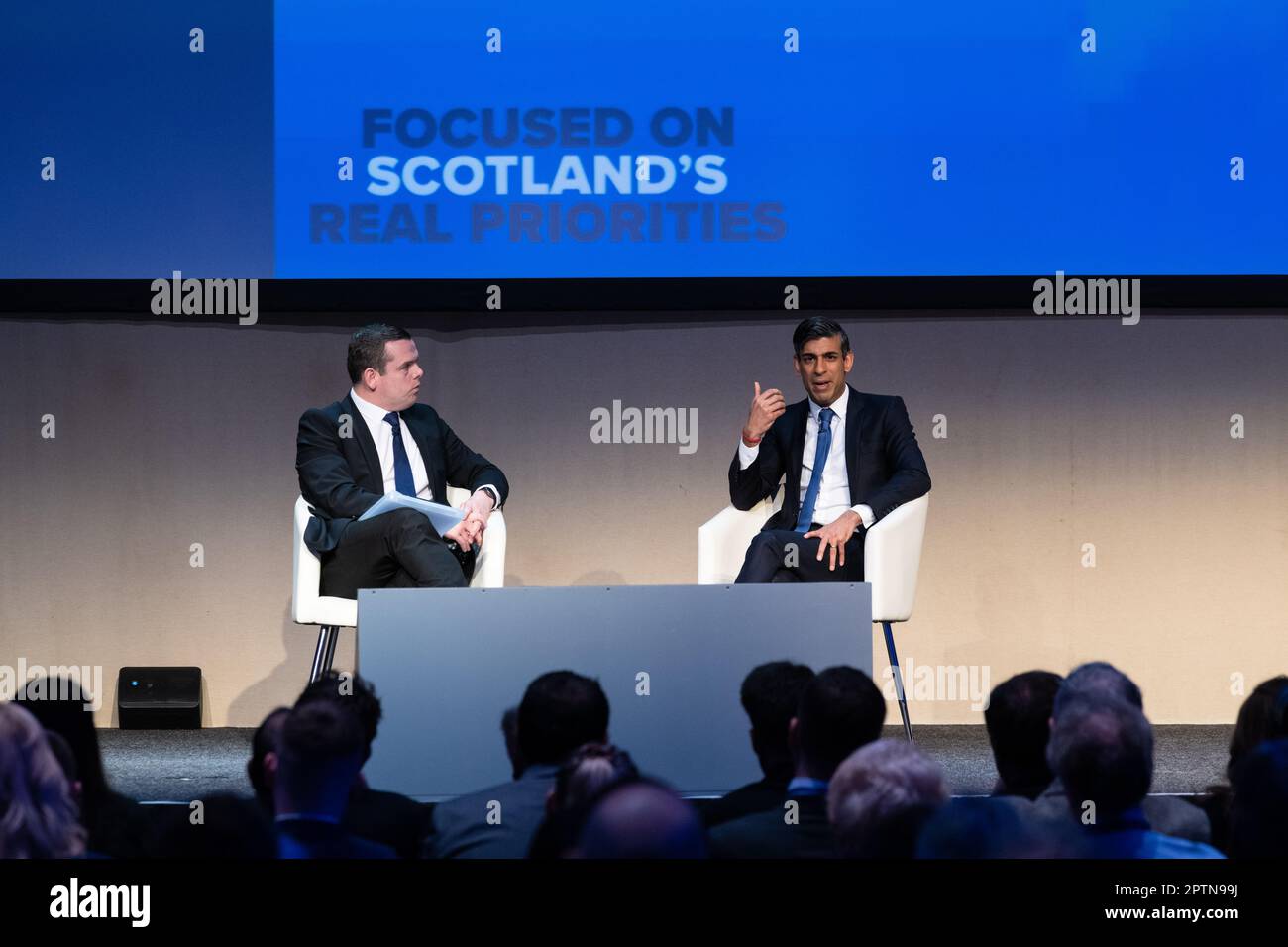 Glasgow, Schottland, Großbritannien. 28. April 2023. Schottische Konservative Konferenz 2023British Premierminister Rishi Sunak während der Fragerunde mit Douglas Ross, Leiter der schottischen Konservativen Partei am Scottish Events Campus (SEC) in Glasgow Credit: Kay Roxby/Alamy Live News Stockfoto