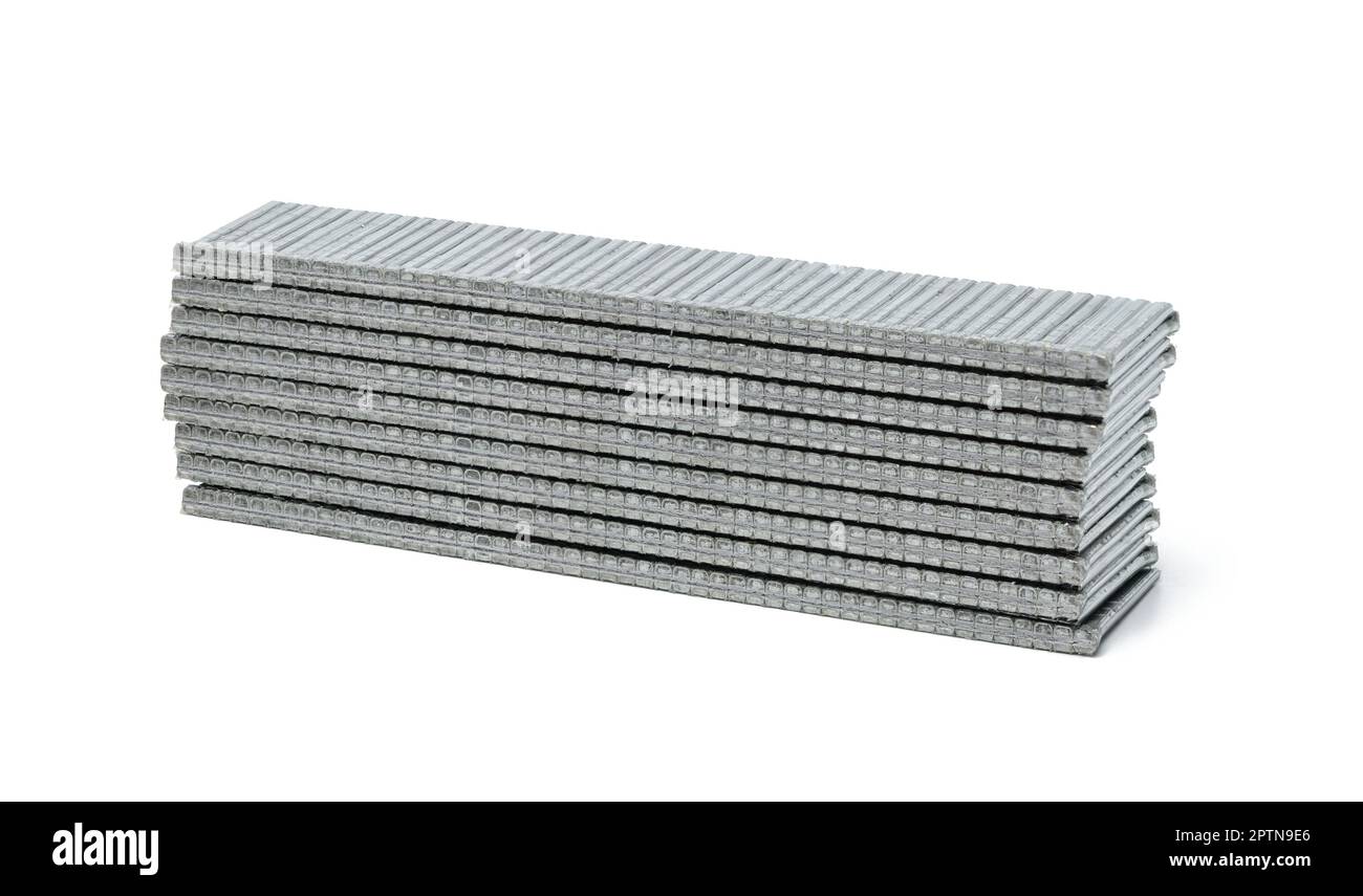 Metallnägel für eine mechanische Tacker-Pistole auf einem weißen isolierten Hintergrund Stockfoto
