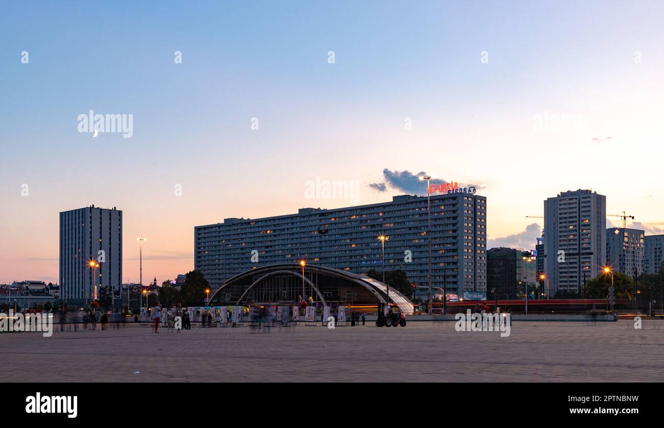 Ein Bild der Superjednostka, einem berühmten Gebäude der sozialistischen Moderne in Katowice, und der Galerie der Schönen Künste bei Sonnenuntergang. Stockfoto