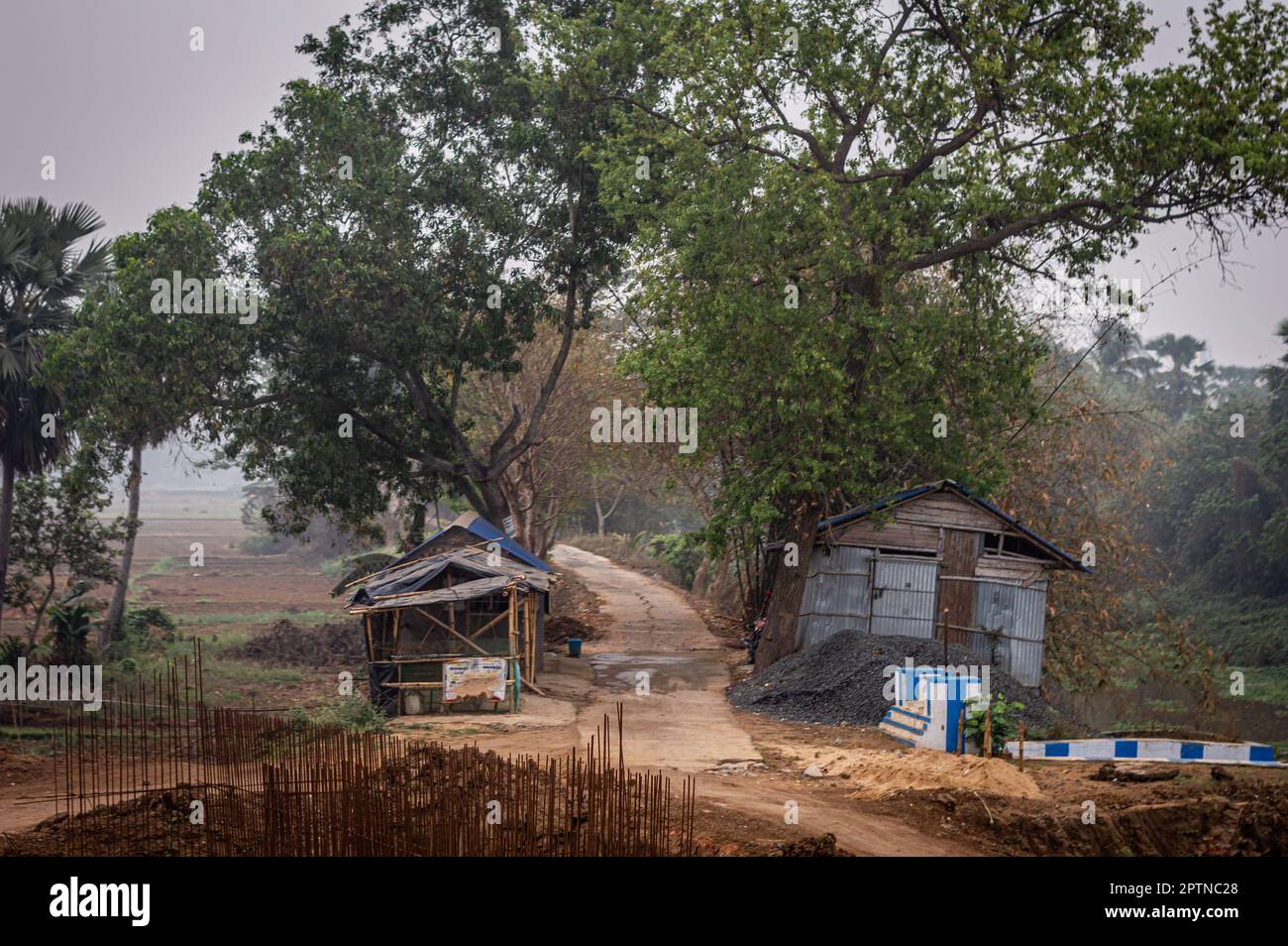 Ländliches Dorf und gelbe Schlammstraße Sommerlandschaft. Ländliches Indien. Bankura Westbengalen Indien Südasiatisch-Pazifischer Raum Stockfoto