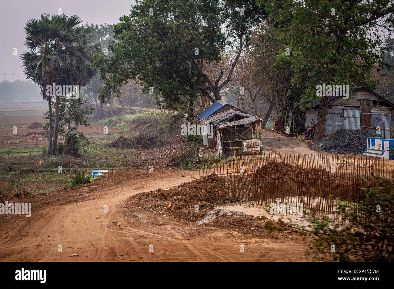 Unbefestigte Straße eines ländlichen Dorfes. Sommerlandschaft. Ländliches Indien. Bankura Westbengalen Indien Südasiatisch-Pazifischer Raum Stockfoto