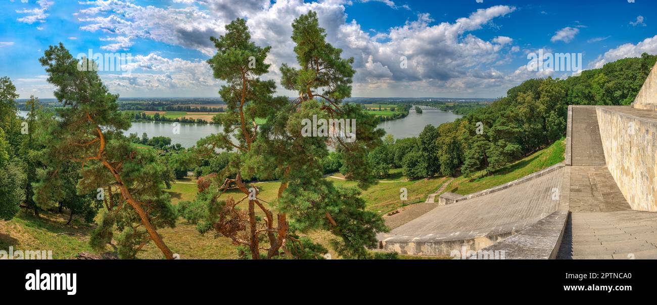 Panoramablick auf die Donau vom Walhalla Memorial in der Nähe von Regensburg, Bayern mit Kiefern im Vordergrund bei schönem Sommerwetter Stockfoto