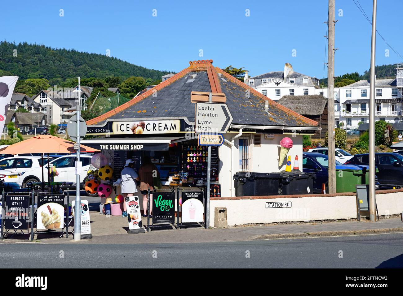 Touristen entspannen sich in einer Eisdiele entlang der Küste, Sidmouth, Devon, Großbritannien, Europa. Stockfoto