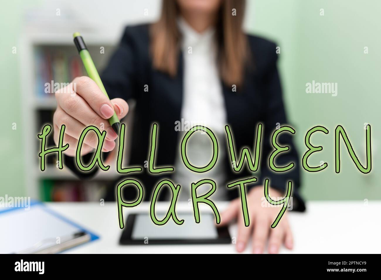 Schild mit Halloween-Party, Wort am Vorabend des westlichen christlichen Festes des Allerheiligen Tages Stockfoto