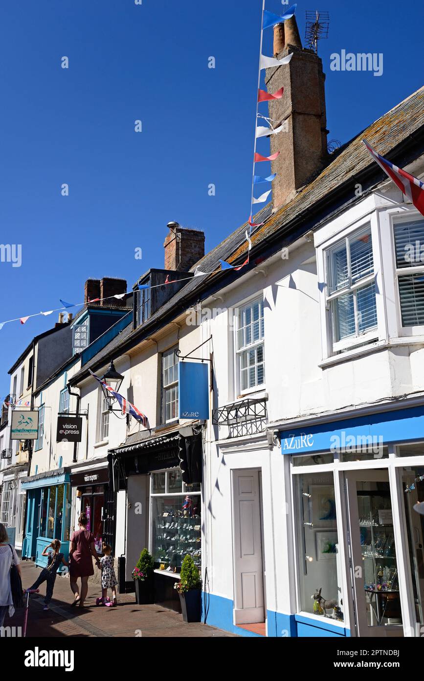 Shoppers und Shops entlang der Old Fore Street im Stadtzentrum, Sidmouth, Devon, Großbritannien, Europa. Stockfoto