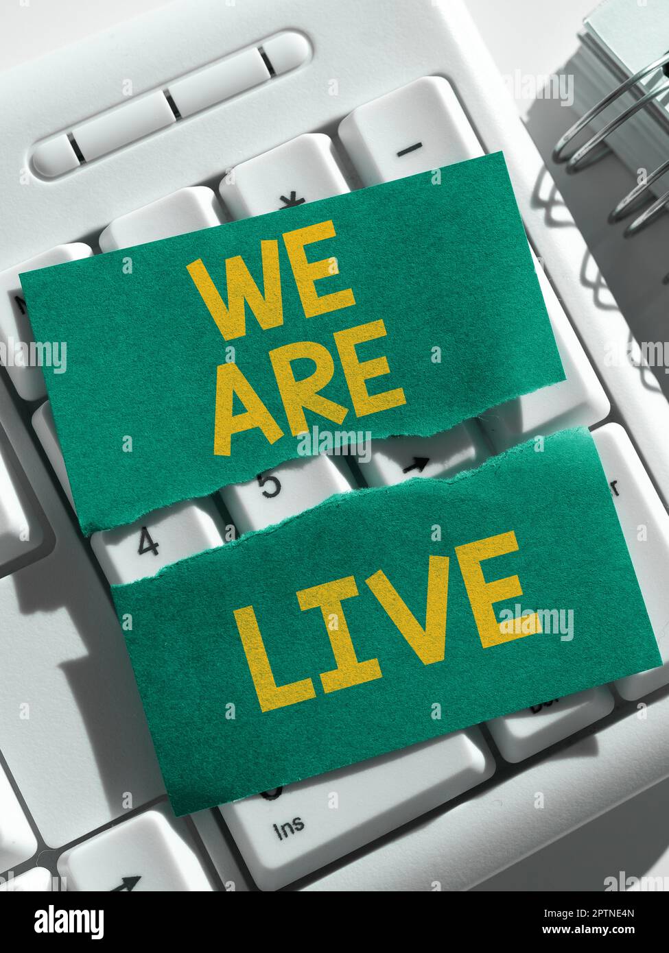 Texttitel Presentation We are Live, Word für kontinuierlichen Bericht oder Chat, der in Echtzeit gestreamt wird Stockfoto