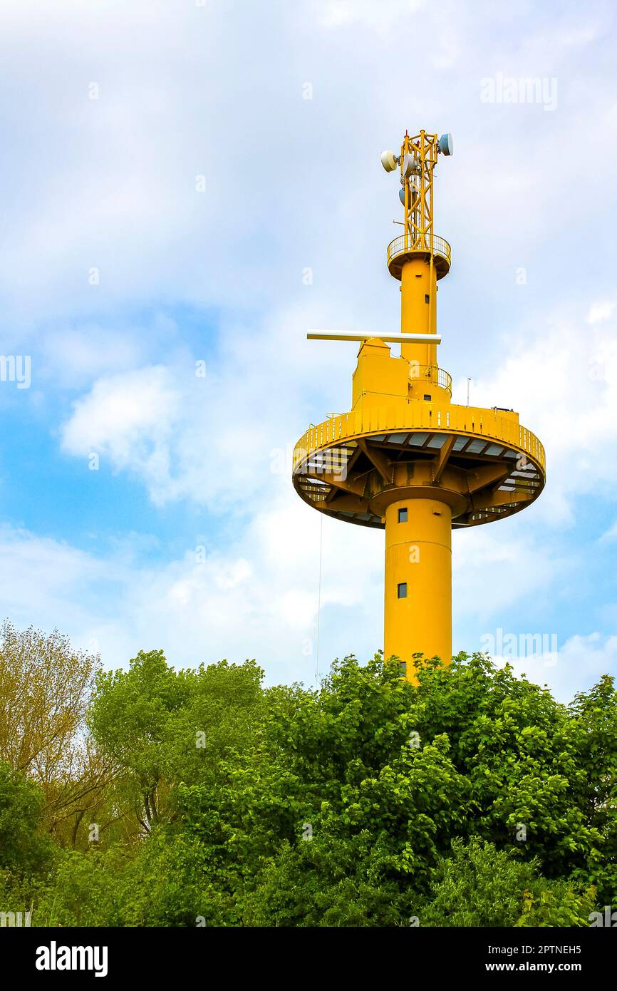 Ein gelber Leuchtturm mit Aussichtsturm in der Natur auf der Insel Harrier Sand in Schwanewede Osterholz Deutschland. Stockfoto