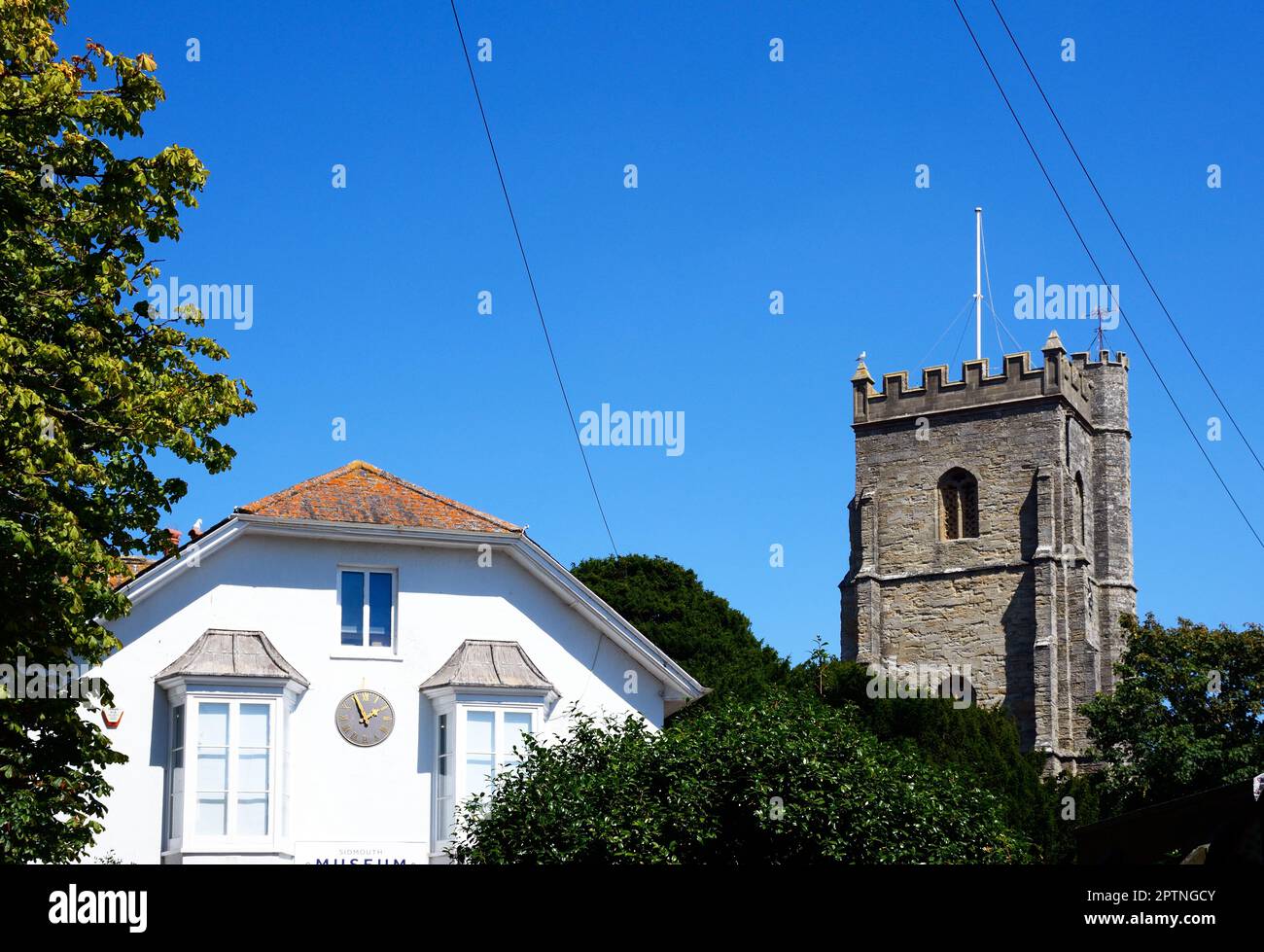 Sidmouth Parish Kirchturm mit dem Museum auf der linken Seite in der Altstadt, Sidmouth, Devon, Großbritannien, Europa Stockfoto