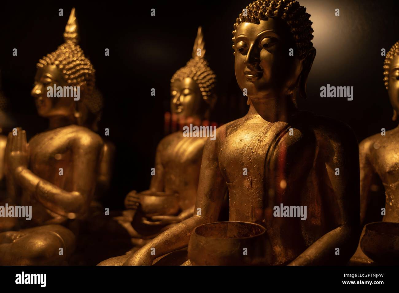 Buddha-Statue, Meditation im Tempel. Religiöser Hintergrund. Stockfoto