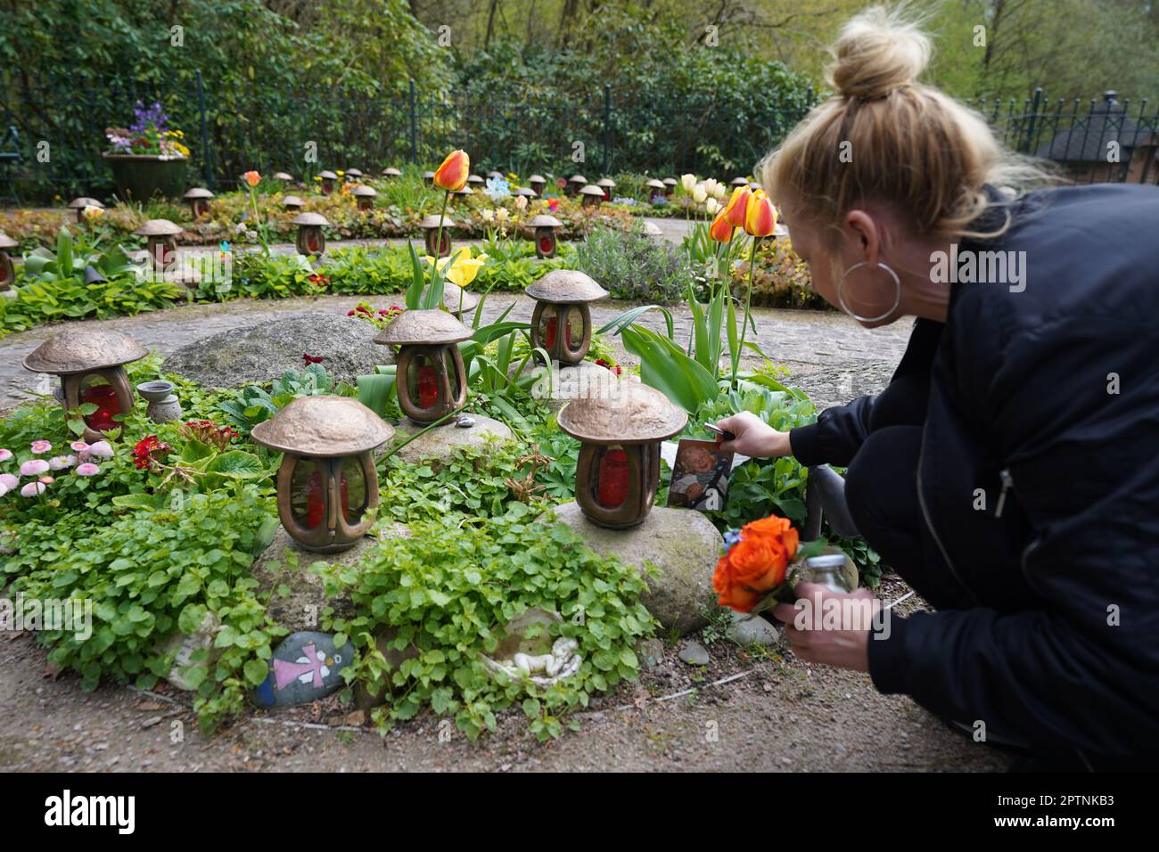 PRODUKTION 27. April 2023, Hamburg Angela Migge legt eine Blume in