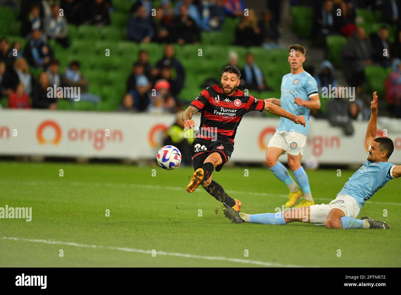 Melbourne, Australien. 28. April 2023, australische Isuzu UTE A-League-Fußballrunde 26. Abbildung: Western Sydney Wanderers Forward Brandon Borrello(26) schießt den Ball in Richtung Melbourne City Tor und trifft in der 40. Minute, um Western Sydney in der ersten Hälfte die Führung zu geben. Im AAMI Park in Melbourne. Kredit: Karl Phillipson/Alamy Live News Stockfoto