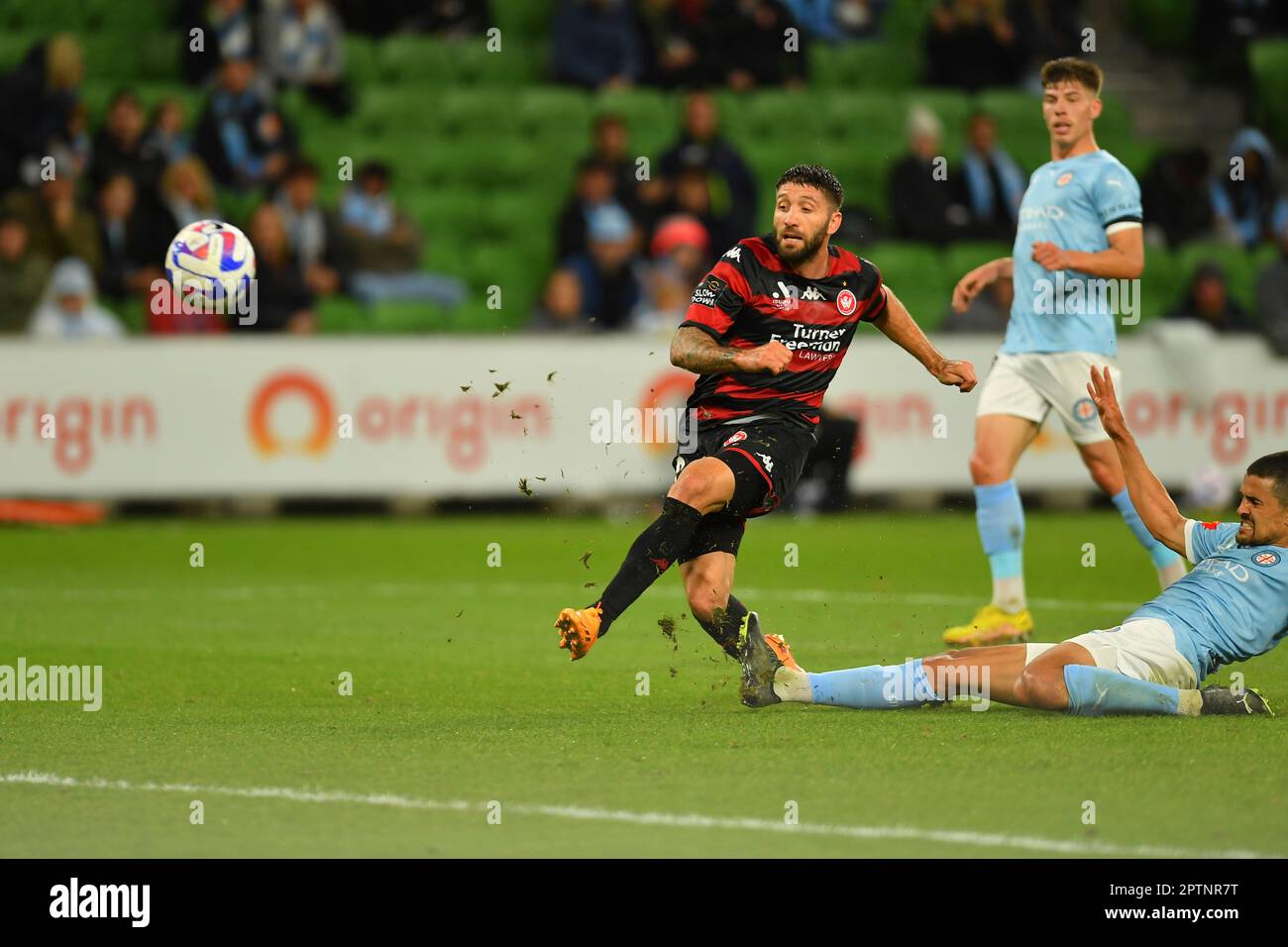 Melbourne, Australien. 28. April 2023, australische Isuzu UTE A-League-Fußballrunde 26. Abbildung: Western Sydney Wanderers Forward Brandon Borrello(26) schießt den Ball in Richtung Melbourne City Tor und trifft in der 40. Minute, um Western Sydney in der ersten Hälfte die Führung zu geben. Im AAMI Park in Melbourne. Kredit: Karl Phillipson/Alamy Live News Stockfoto