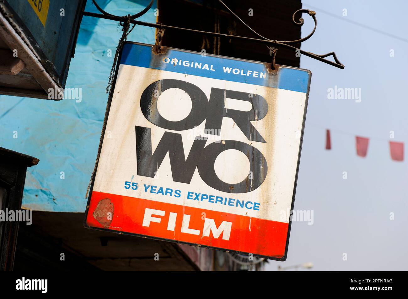 INDIEN Westbengal, Kalkutta, Fotostudio mit emailliertem Werbeschild von ORWO Original Wolfen, ehemaliger ostdeutscher Fotografieproduzent/INDIEN, Westbengalen, Kalkutta, Emaille Werbeschild für ORWO Filme aus der ehemaligen DDR, ORWO steht für Original Wolfen, In Wolfen produzierte die DDR im ehemaligen Agfa Werk die ORWO Filme für Fotografie, Kino und andere Anwendungen auch für den weltweiten Export Stockfoto