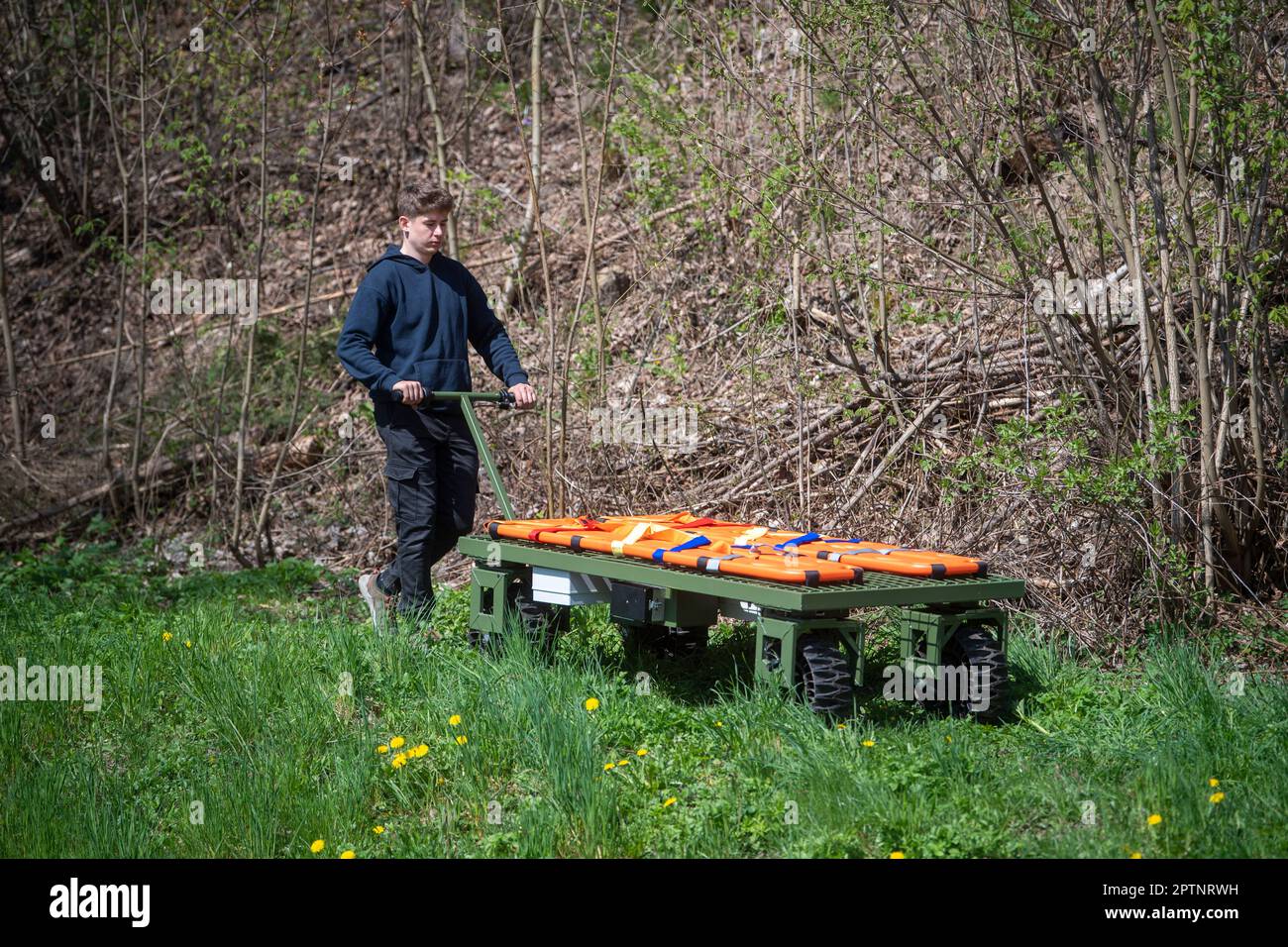 Designer und Entwickler Filip Vanicek demonstriert am 28. April 2023 in Jablonne nad Orlici, Tschechische Republik, das Elektrofahrzeug Trailblazer für den Transport von Verwundeten. Das Unternehmen Isolit-Bravo wird drei seiner Trailblazer Elektrofahrzeuge für den kostenlosen Transport der Verwundeten in die Ukraine liefern. (CTK Photo/Josef Vostarek) Stockfoto