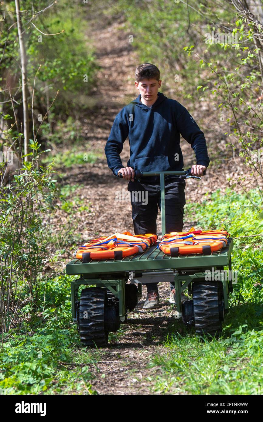 Designer und Entwickler Filip Vanicek demonstriert am 28. April 2023 in Jablonne nad Orlici, Tschechische Republik, das Elektrofahrzeug Trailblazer für den Transport von Verwundeten. Das Unternehmen Isolit-Bravo wird drei seiner Trailblazer Elektrofahrzeuge für den kostenlosen Transport der Verwundeten in die Ukraine liefern. (CTK Photo/Josef Vostarek) Stockfoto