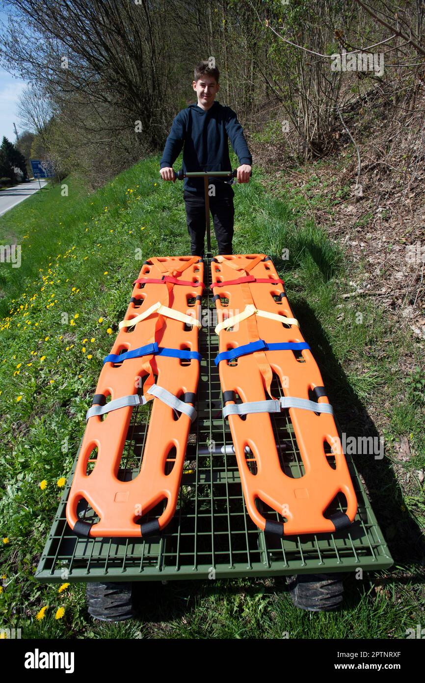 Designer und Entwickler Filip Vanicek demonstriert am 28. April 2023 in Jablonne nad Orlici, Tschechische Republik, das Elektrofahrzeug Trailblazer für den Transport von Verwundeten. Das Unternehmen Isolit-Bravo wird drei seiner Trailblazer Elektrofahrzeuge für den kostenlosen Transport der Verwundeten in die Ukraine liefern. (CTK Photo/Josef Vostarek) Stockfoto