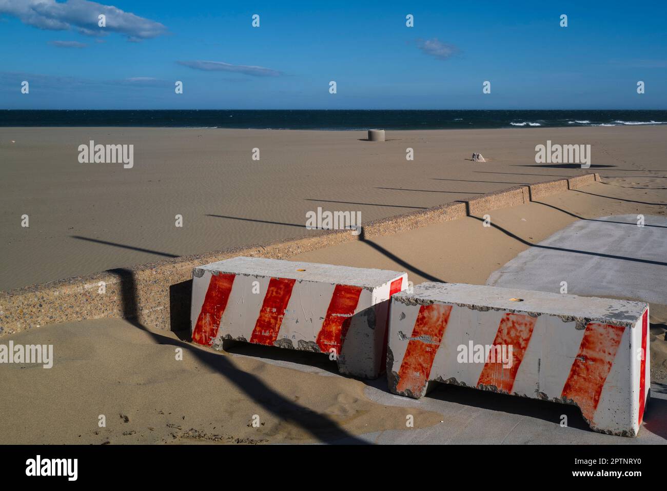 Schutzbarrieren verhindern den Zugang des Fahrzeugs zum Strand Stockfoto