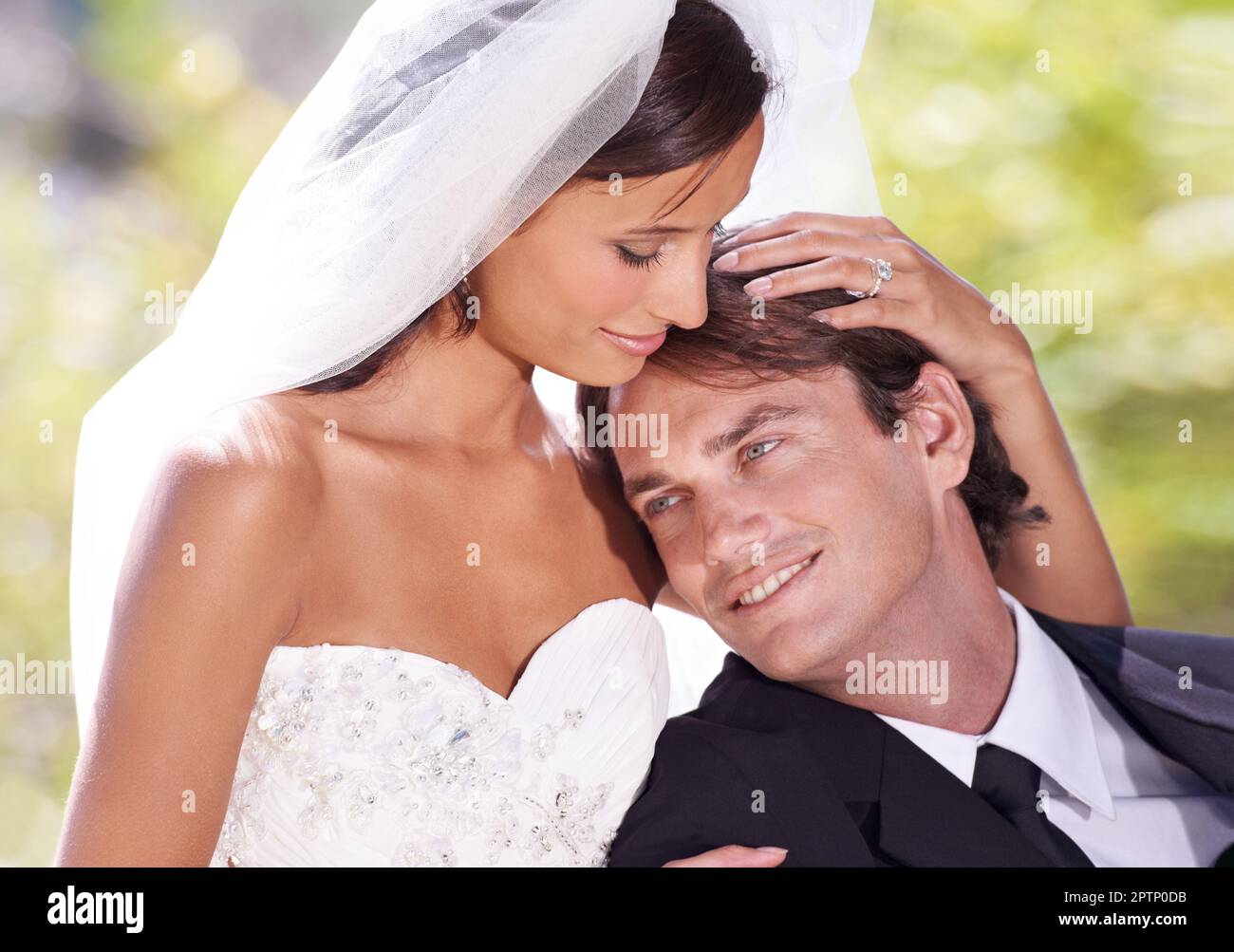 Die Ehe ist eine lebenslange Reise. Eine Braut und ein Bräutigam an ihrem  Hochzeitstag Stockfotografie - Alamy