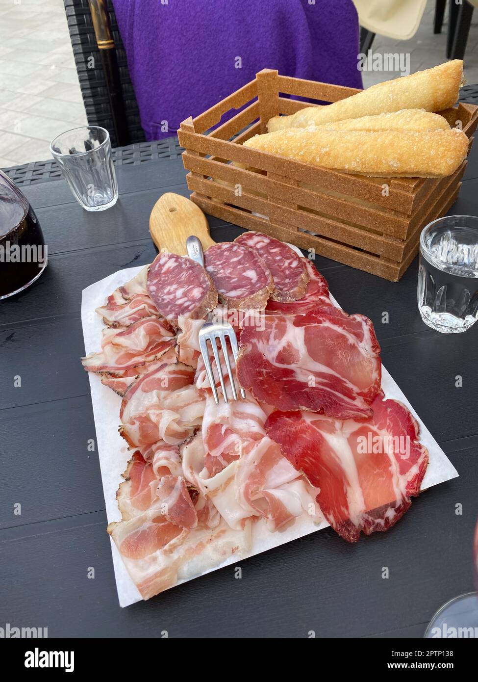 Schweinesalami und Schinken-Delikatessen für Happy Hour im Bistro in Italien Stockfoto