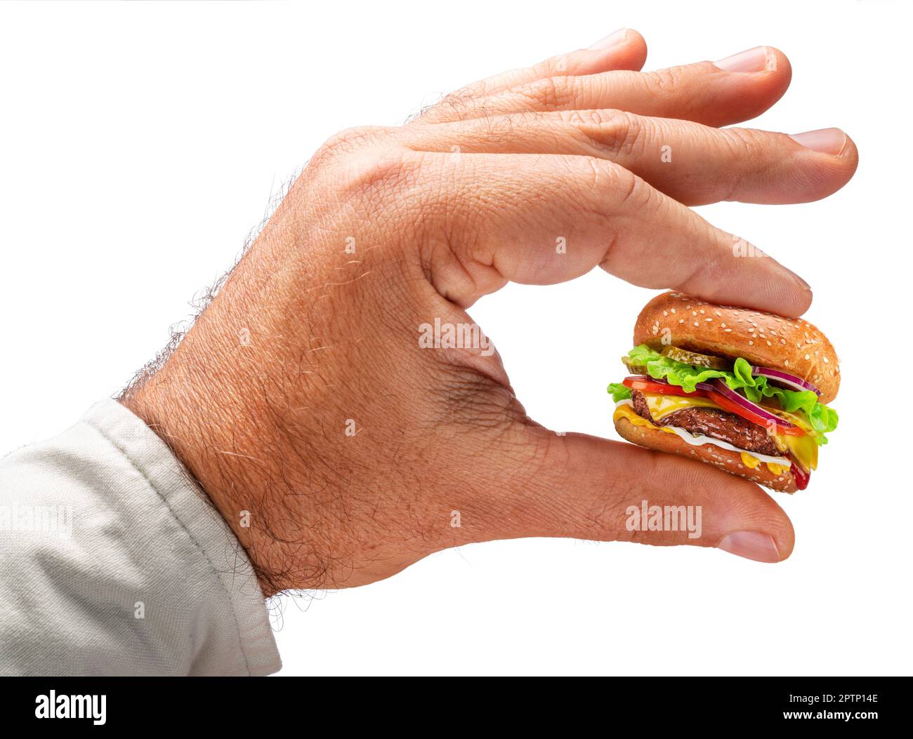 Diätkonzept - kleiner Cheeseburger in männlicher Hand isoliert auf weißem Hintergrund. Stockfoto